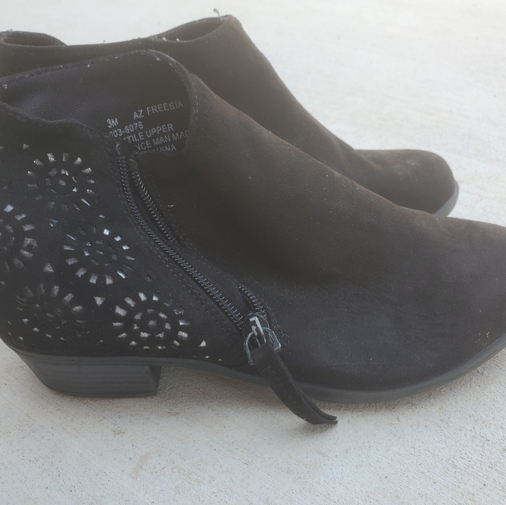 Girls booties size 3